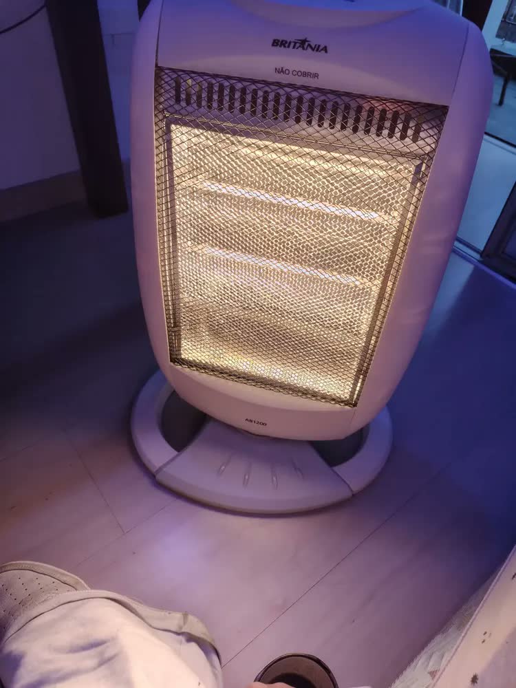 foto de Aquecedor de Ar Halógeno Britânia AB1200 1200W com Oscilação