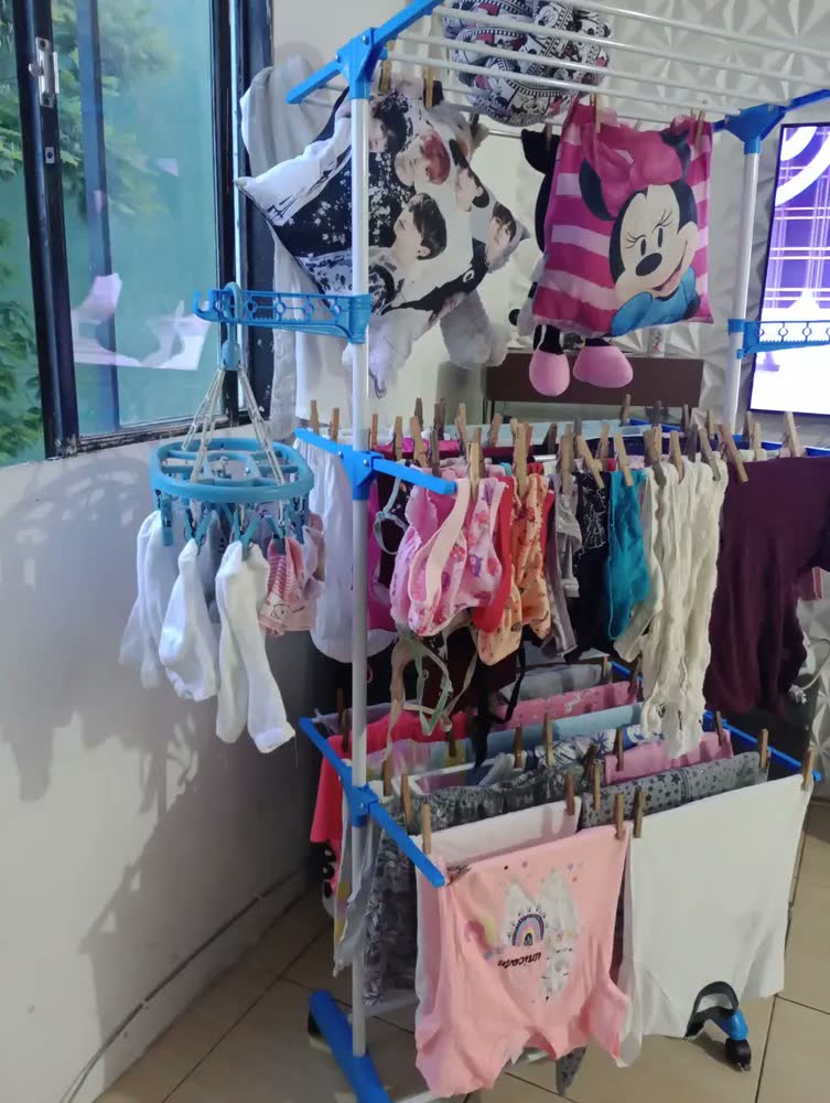 foto de Varal de Chão Dobrável e Retrátil de Aço com 3 Andares para Roupas - Azul