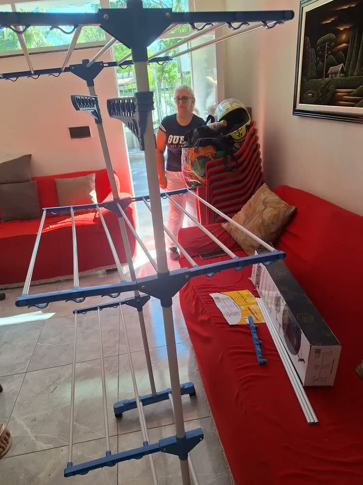 foto de Varal de Chão Dobrável e Retrátil de Aço com 3 Andares para Roupas - Azul