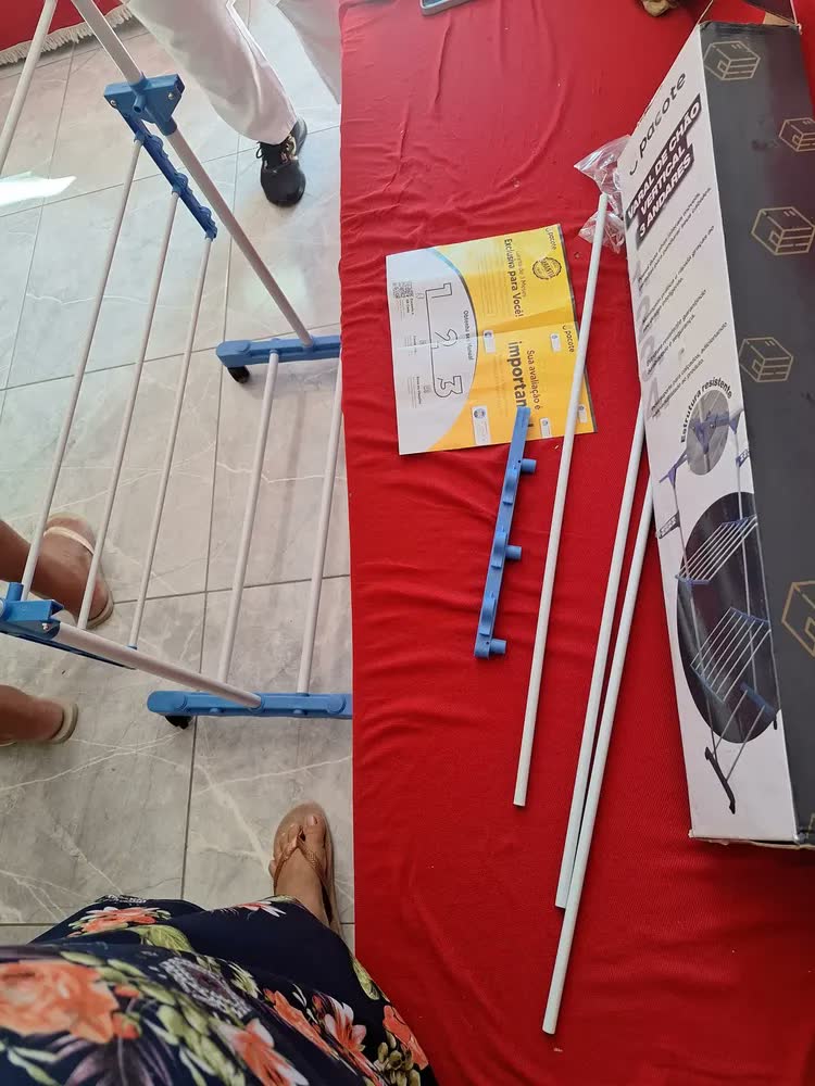foto de Varal de Chão Dobrável e Retrátil de Aço com 3 Andares para Roupas - Azul