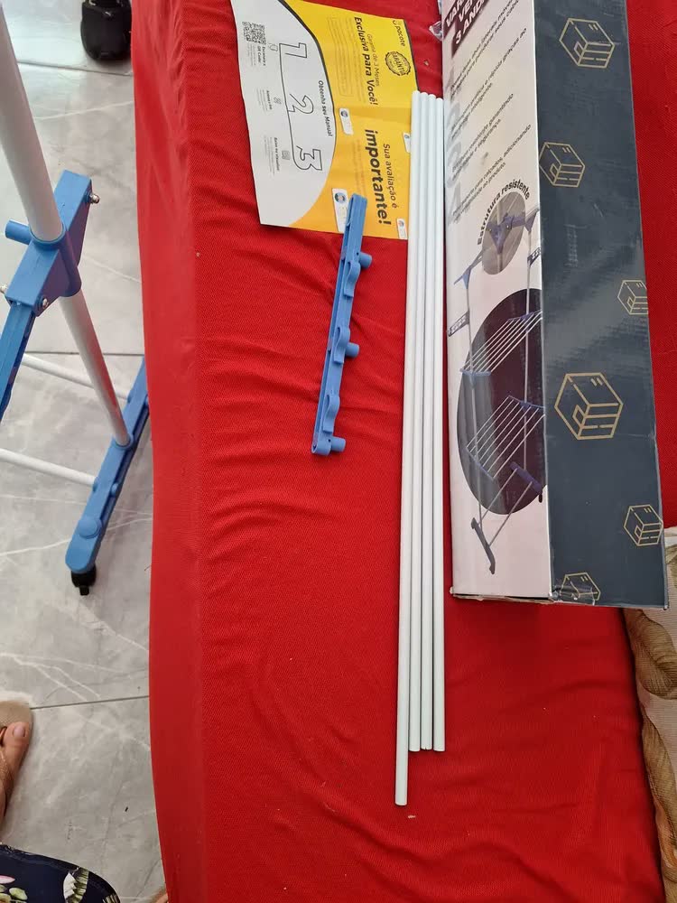 foto de Varal de Chão Dobrável e Retrátil de Aço com 3 Andares para Roupas - Azul