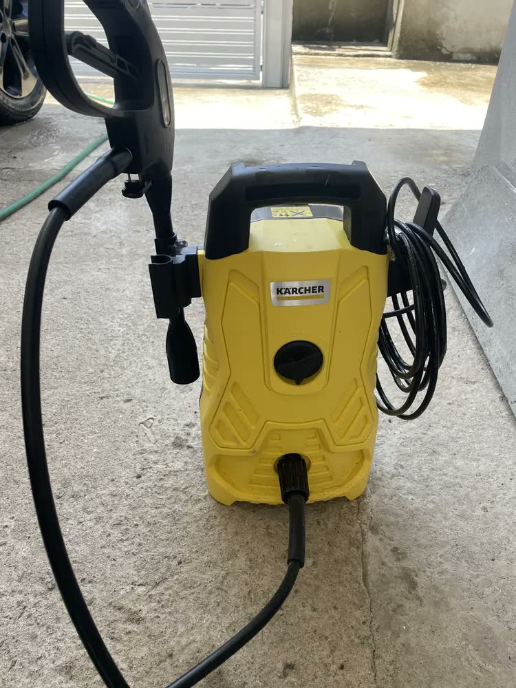 foto de Lavadora de Alta pressão Kärcher Compacta 1500 PSI/Libras 1400W 300L/h com Aplicador de Detergente e Lança Regulável 220v