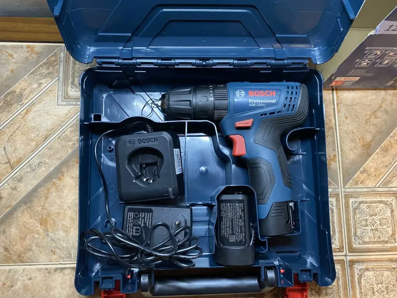 foto de Furadeira Parafusadeira Sem Fio De 10mm Bosch Gsb 120-li 12v Com Acessorios Azul