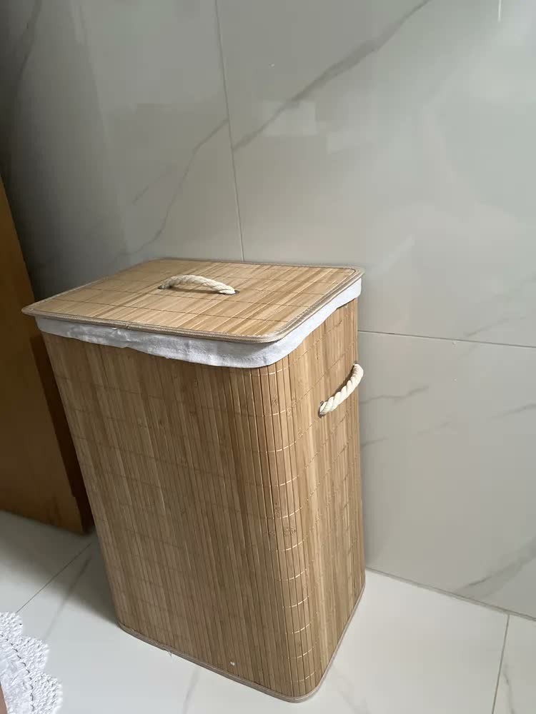 foto de Cesto de Roupa Retangular de Bambu Jolitex com Tampa para Lavanderia