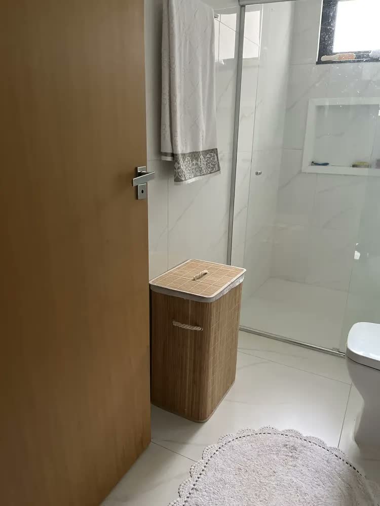 foto de Cesto de Roupa Retangular de Bambu Jolitex com Tampa para Lavanderia