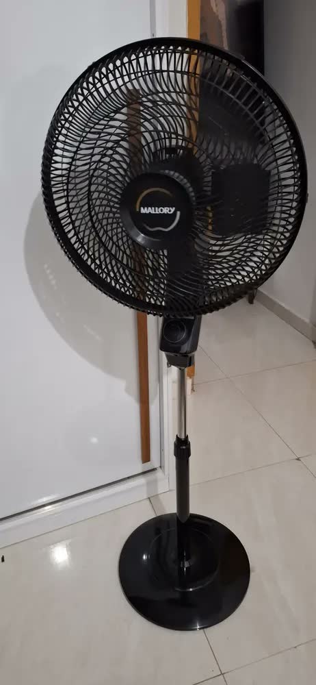 foto de Ventilador De Coluna Mallory Éolo Preto E Grafite - Cor das pás Prateado Diâmetro 40 cm Material das pás Plástico Quantidade de pás 6