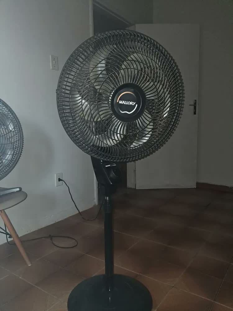 foto de Ventilador De Coluna Mallory Éolo Preto E Grafite - Cor das pás Prateado Diâmetro 40 cm Material das pás Plástico Quantidade de pás 6