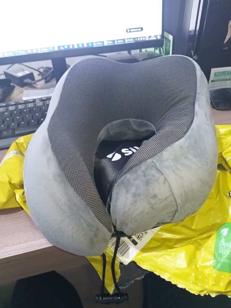 foto de Travesseiro apoio encosto de pescoço para viagem ergonômico cor azul claro Silent