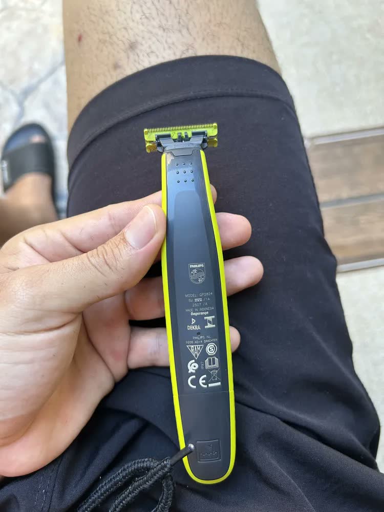 foto de Barbeador e Aparador Elétrico Philips OneBlade para Rosto & Corpo Sem Fio e À Prova D'Água - QP2824/10