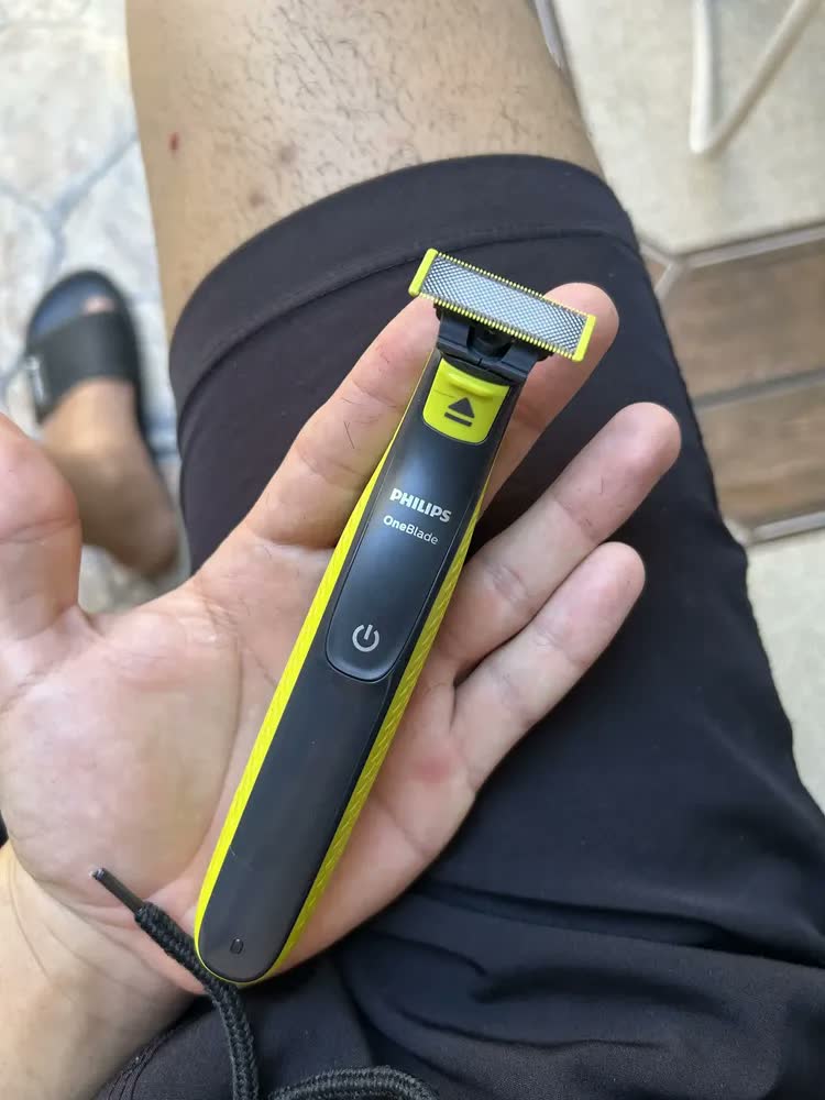 foto de Barbeador e Aparador Elétrico Philips OneBlade para Rosto & Corpo Sem Fio e À Prova D'Água - QP2824/10