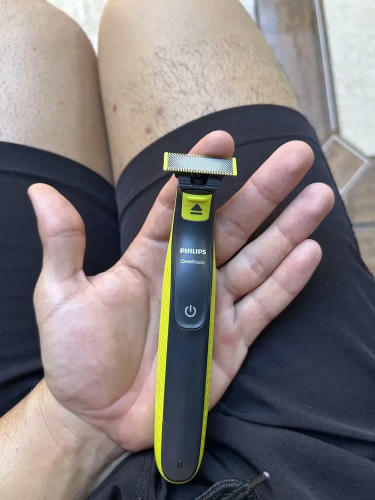 foto de Barbeador e Aparador Elétrico Philips OneBlade para Rosto & Corpo Sem Fio e À Prova D'Água - QP2824/10