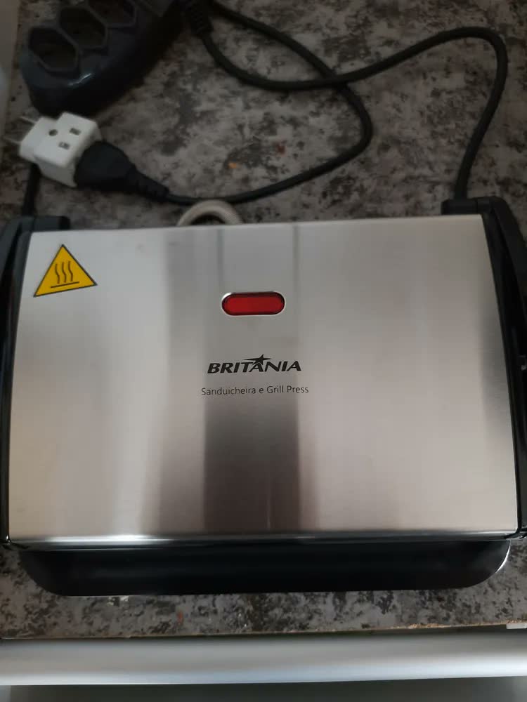 foto de Sanduicheira Grill Elétrica Britânia Press Inox Placas Antiaderentes