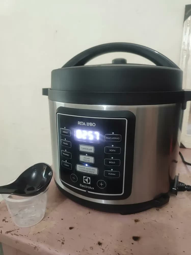foto de Panela de Pressão Elétrica Electrolux Pcc15 de 5L 1000w de Potência Na Cor Inox