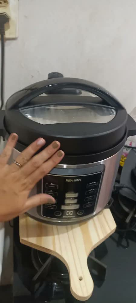 foto de Panela de Pressão Elétrica Electrolux Pcc15 de 5L 1000w de Potência Na Cor Inox
