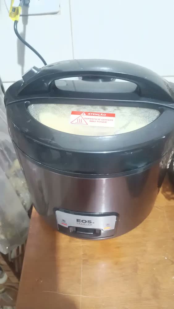 foto de Panela Elétrica De Arroz Eos EPA10PI 10 Xicaras Inox Preta Preto Frequência 60Hz