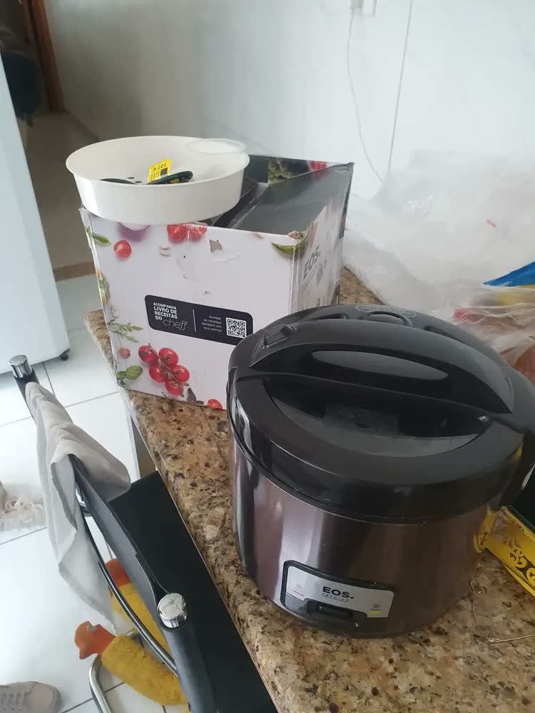 foto de Panela Elétrica De Arroz Eos EPA10PI 10 Xicaras Inox Preta Preto Frequência 60Hz