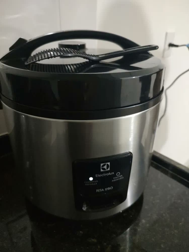 foto de Panela Elétrica ERC20 Por Rita Lobo Com Capacidade 3,5L Antiaderente Inox Electrolux