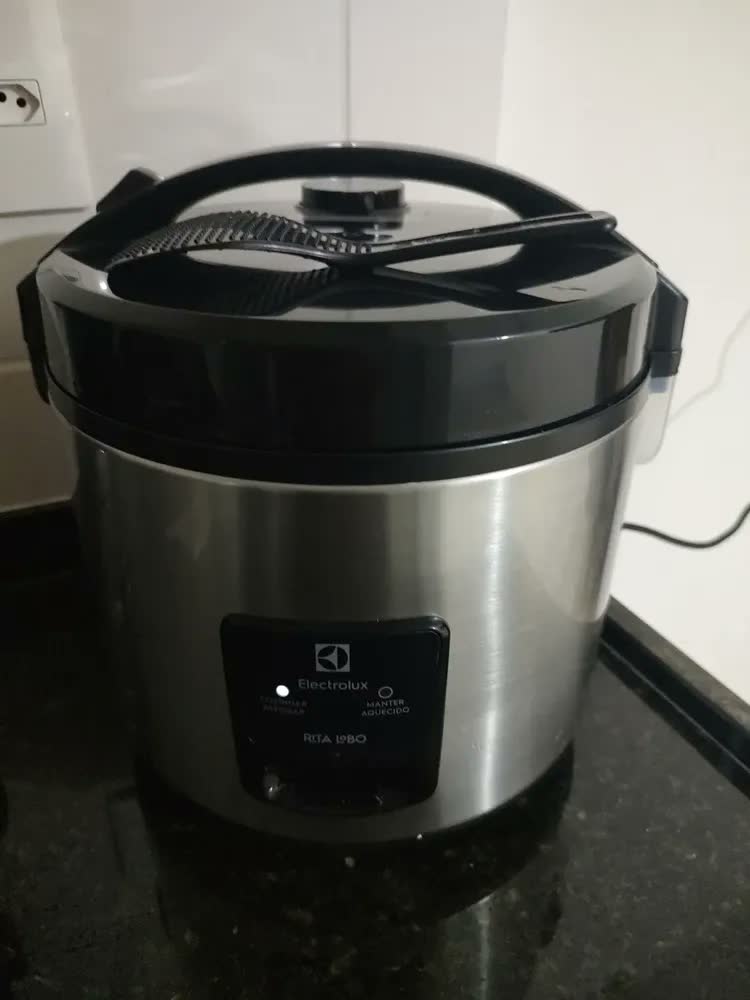foto de Panela Elétrica ERC20 Por Rita Lobo Com Capacidade 3,5L Antiaderente Inox Electrolux
