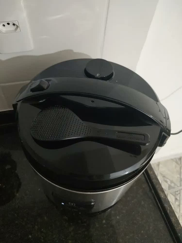 foto de Panela Elétrica ERC20 Por Rita Lobo Com Capacidade 3,5L Antiaderente Inox Electrolux