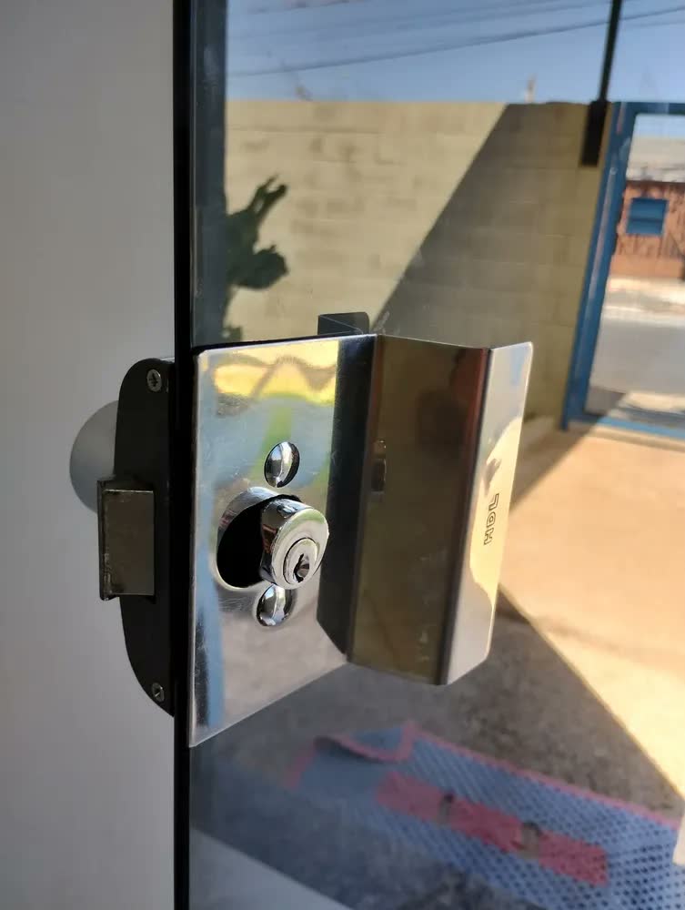 foto de Fechadura Elétrica Porta Vidro / parede com Furo Abertura Interna 12v Agl Pv200f1i