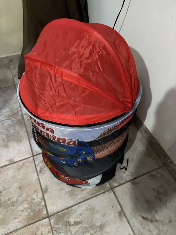 foto de Cesto Organizador De Brinquedo Roupa Suja Dobrável Menino Cor Vermelho