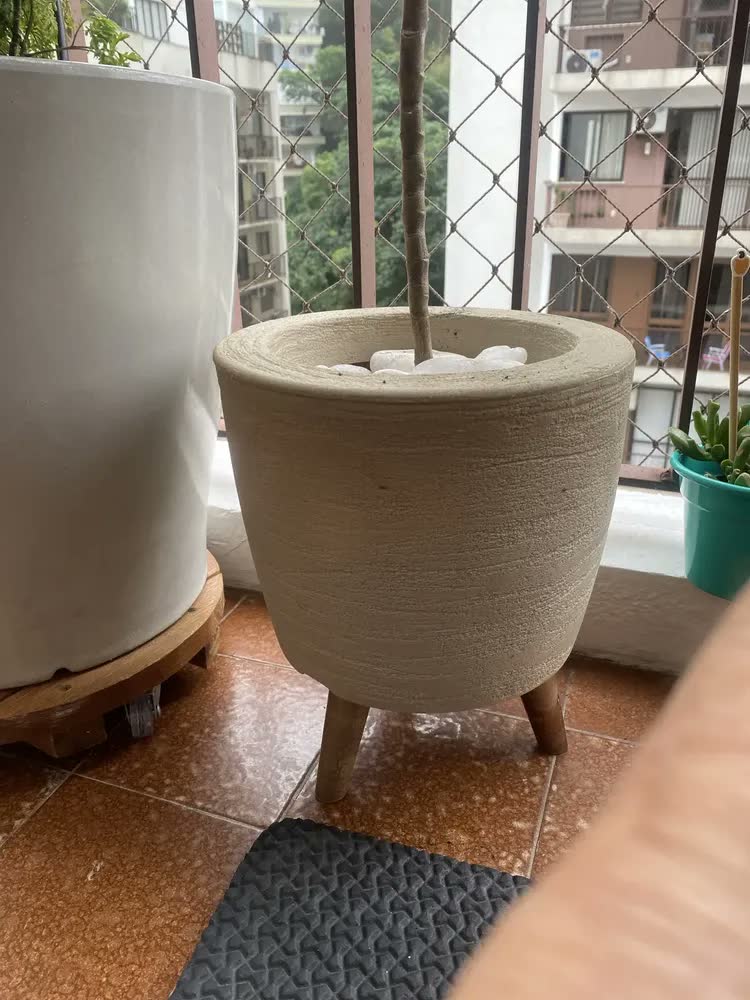 foto de Vaso Plantas Chão Tripé Madeira 30cm Polietileno Bege 7l