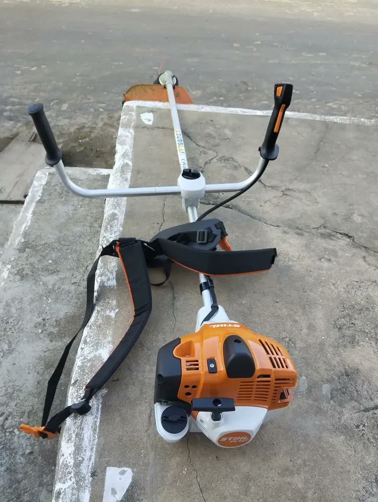 foto de Roçadeira Stihl FS 221 gasolina profissional