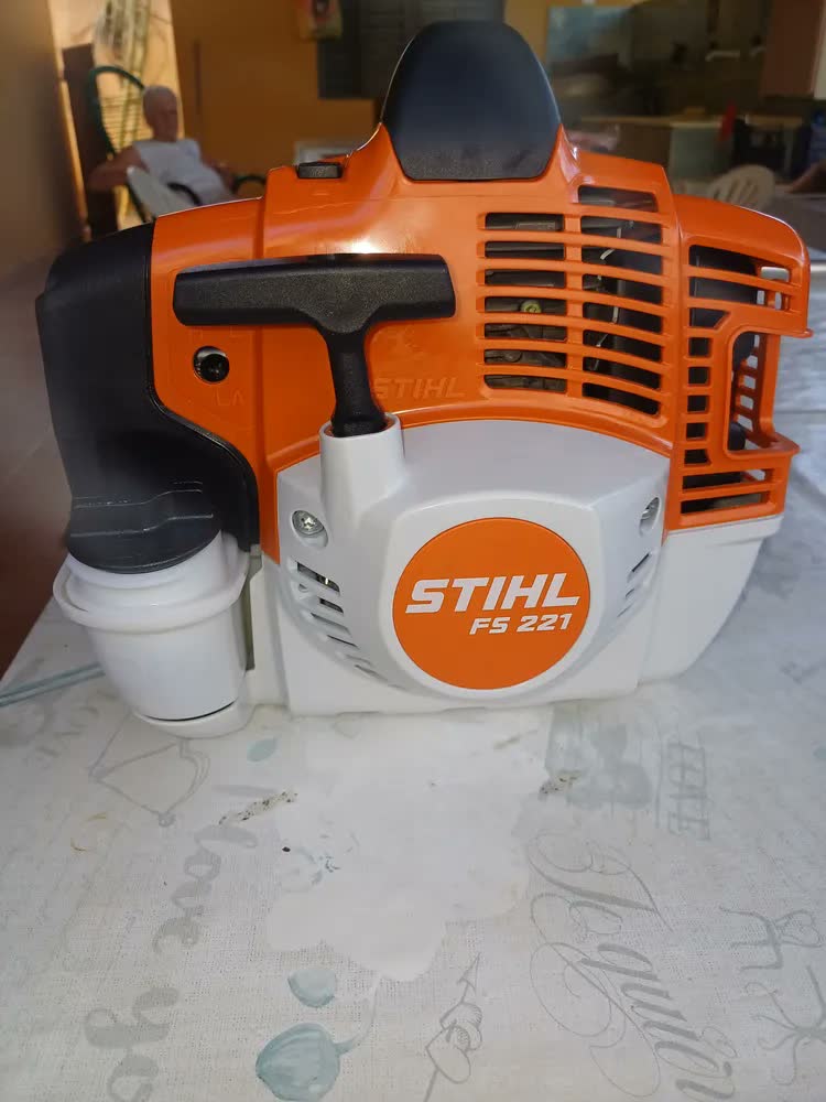foto de Roçadeira Stihl FS 221 gasolina profissional