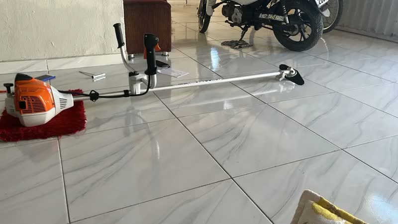 foto de Roçadeira Stihl FS 221 gasolina profissional