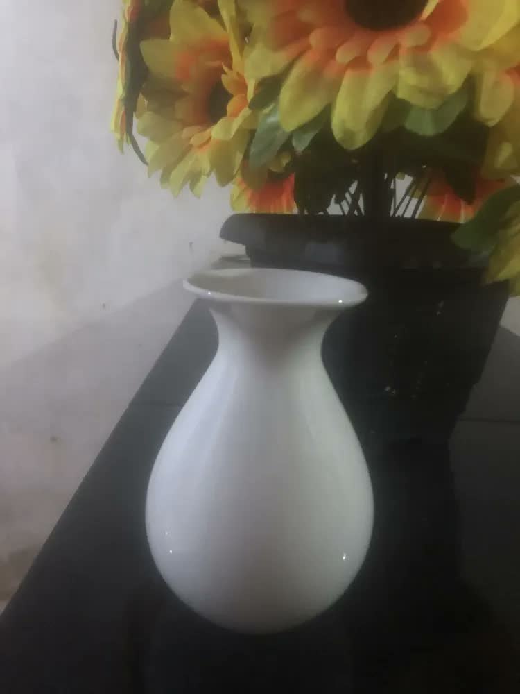 foto de Vaso Decorativo Porcelana Decoração Sala Mesa 13,5cm 2°linha Cor Branco Liso