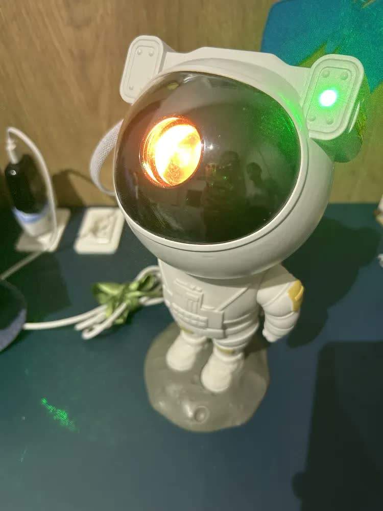 foto de Luminária LED Astronauta Projetor Galáxia Infantil com USB Branco