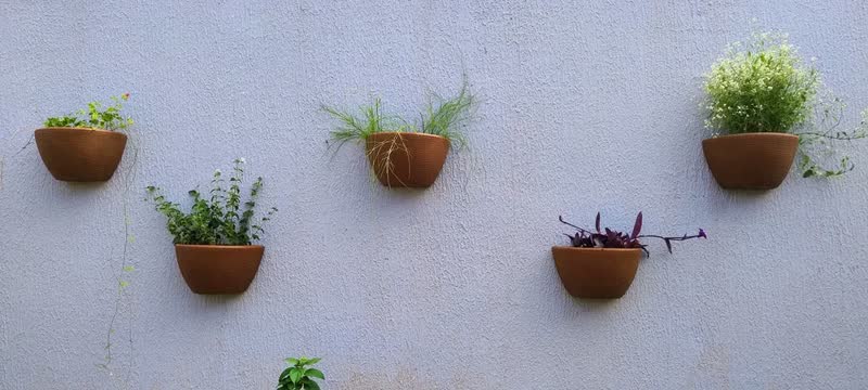 foto de Kit 2 meio vasos de parede 33cm grande para plantas textura marrom