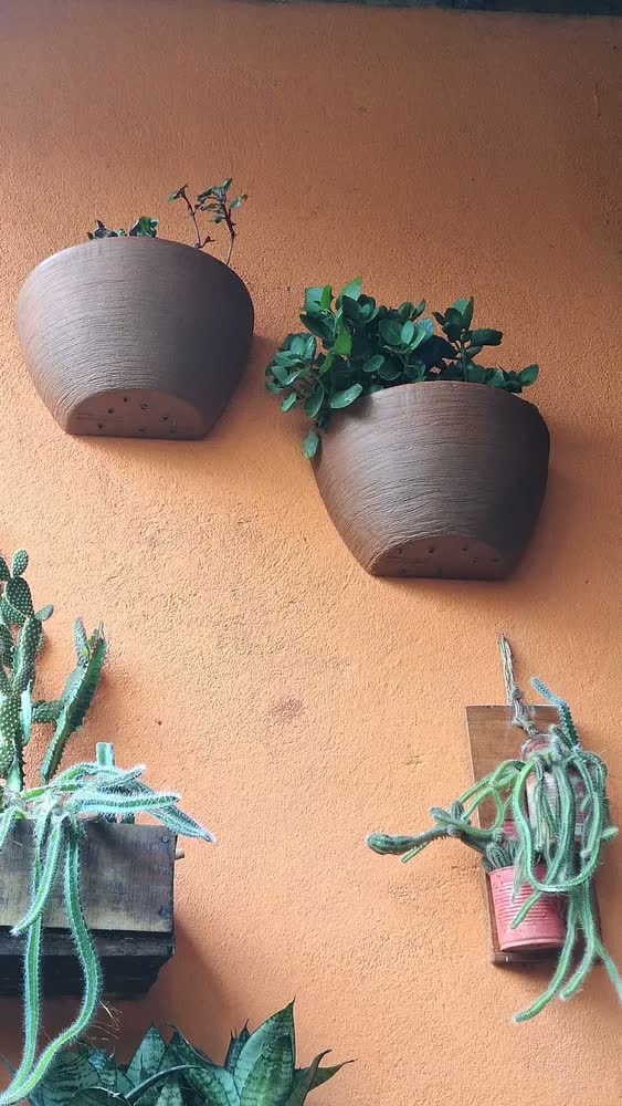 foto de Kit 2 meio vasos de parede 33cm grande para plantas textura marrom