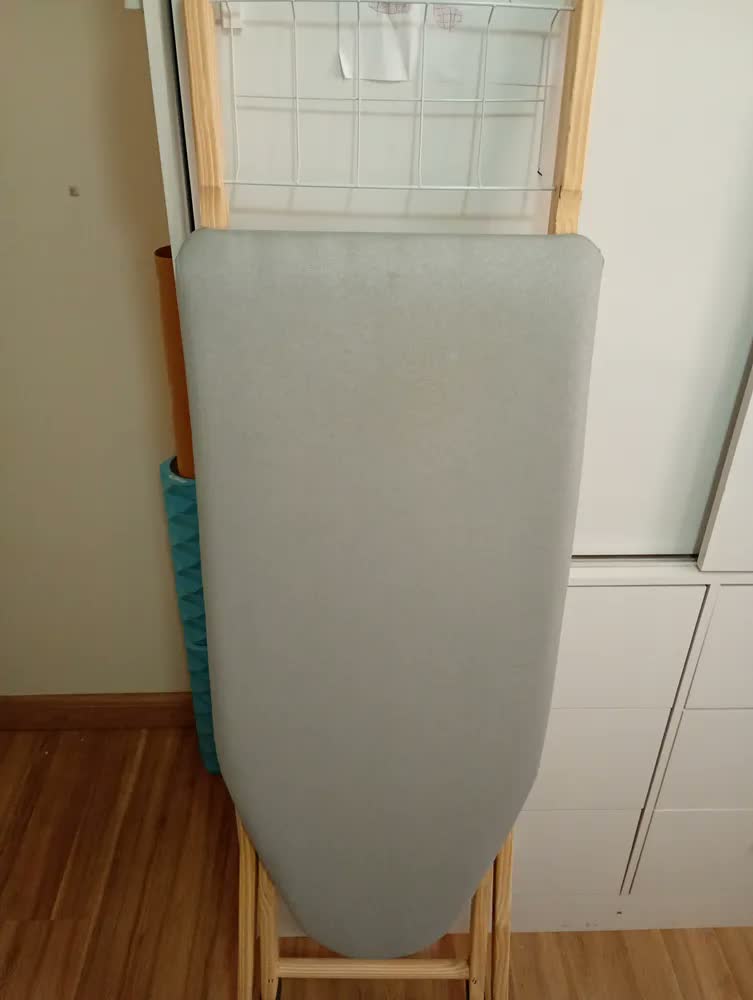 foto de Tabua de Passar Roupa Utilaço Madeira C/ Tomada e Tecido Térmico Cinza