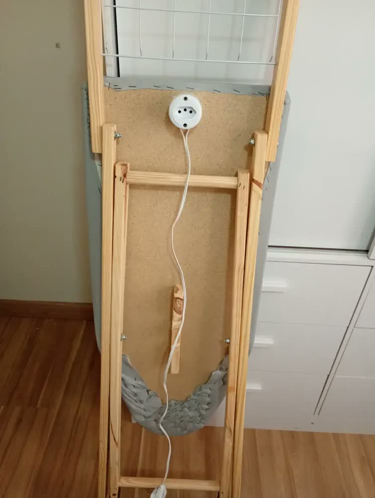 foto de Tabua de Passar Roupa Utilaço Madeira C/ Tomada e Tecido Térmico Cinza