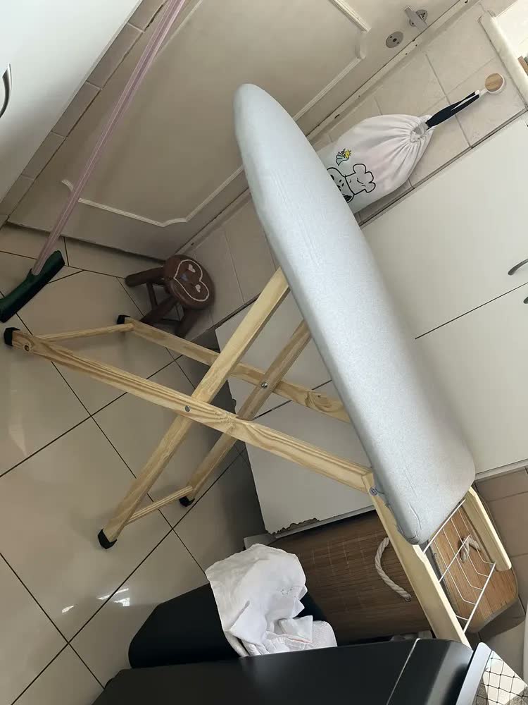 foto de Tabua de Passar Roupa Utilaço Madeira C/ Tomada e Tecido Térmico Cinza