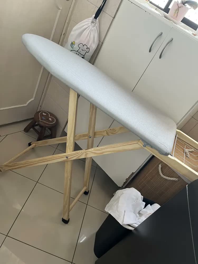 foto de Tabua de Passar Roupa Utilaço Madeira C/ Tomada e Tecido Térmico Cinza