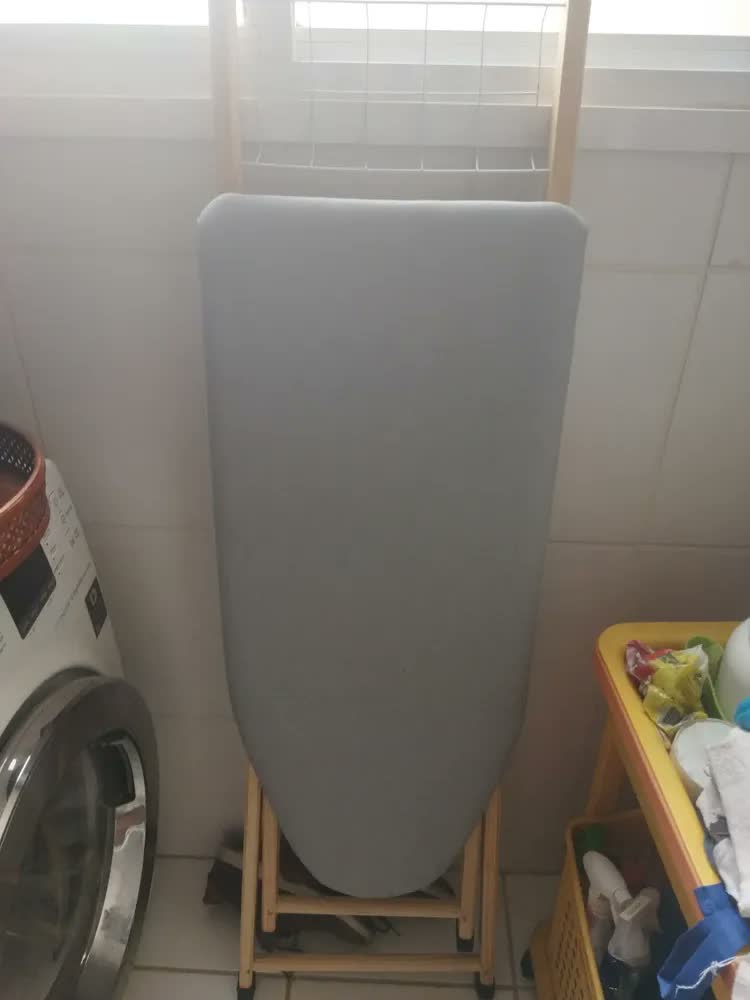 foto de Tabua de Passar Roupa Utilaço Madeira C/ Tomada e Tecido Térmico Cinza