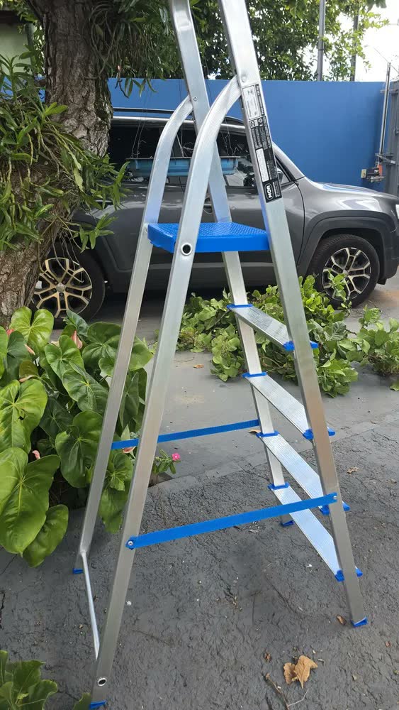 foto de Escada Doméstica De Alumínio 5 Degraus Dobrável Mor Cor Metal