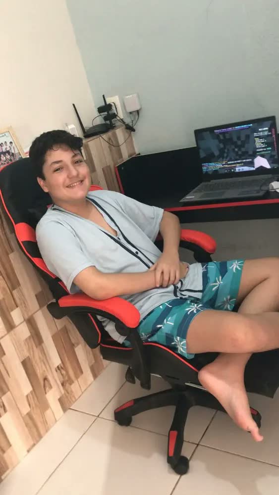 foto de Cadeira Gamer Ergonômica Preta Reclinável Com Apoio dos Pés Led Tools Couro Sintético