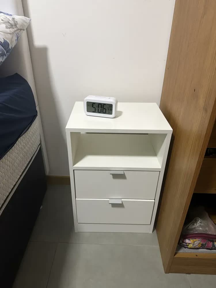 foto de Mesa De Cabeceira 40cm Branca com 1 Nicho e 2 Gavetas Para Lateral de Cama e Escritório