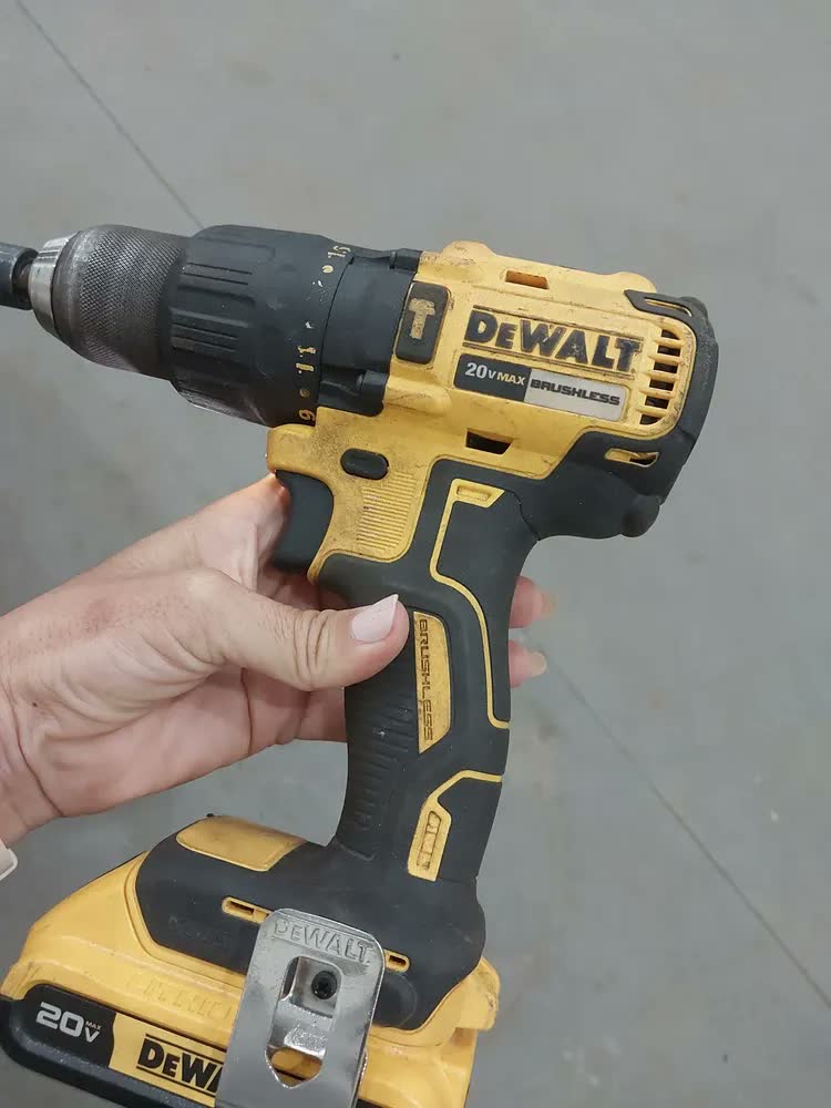 foto de Parafusadeira e Furadeira com Impacto 13mm Dewalt Modelo DCD709D2 2 Baterias 1 Carregador