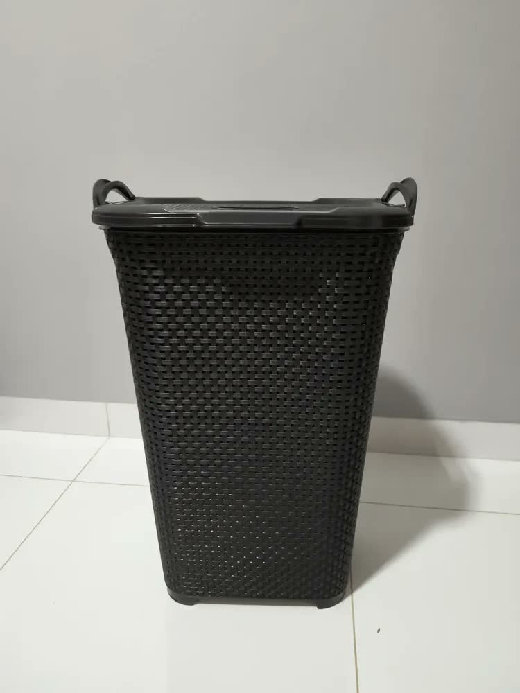 foto de Cesto De Roupas Rattan Tampa Basculada C/ Alça 50l Cor Preto