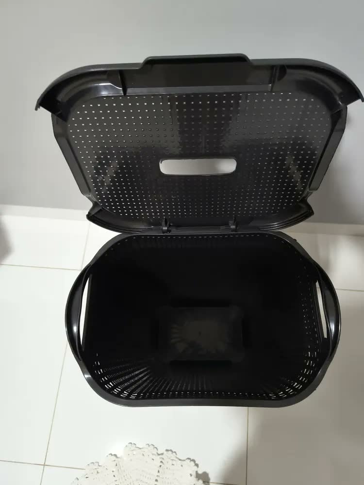 foto de Cesto De Roupas Rattan Tampa Basculada C/ Alça 50l Cor Preto