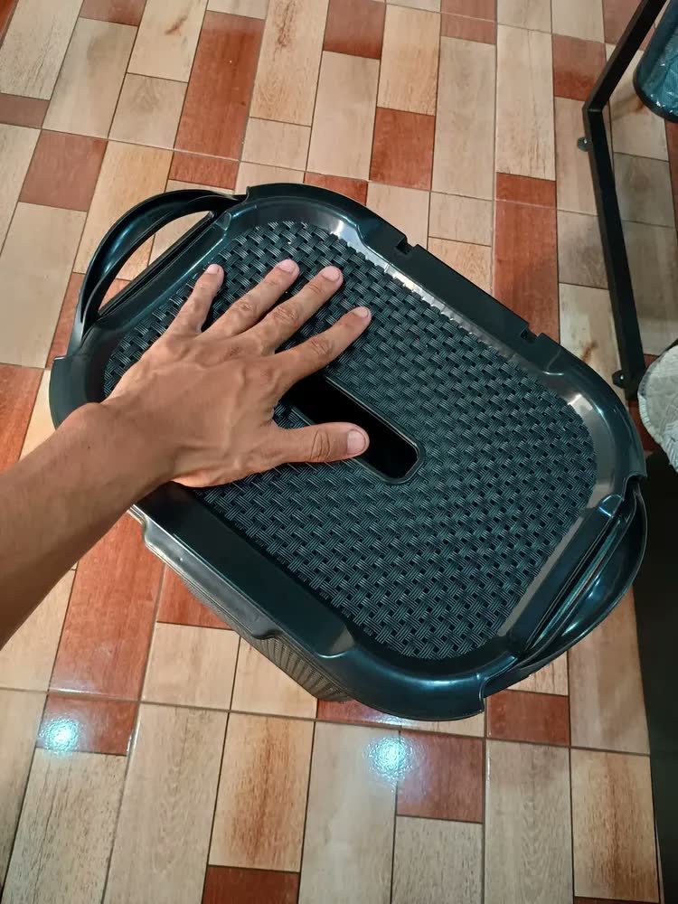 foto de Cesto De Roupas Rattan Tampa Basculada C/ Alça 50l Cor Preto