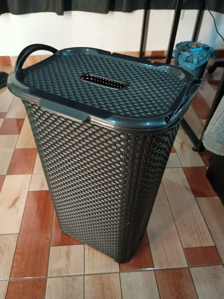 foto de Cesto De Roupas Rattan Tampa Basculada C/ Alça 50l Cor Preto