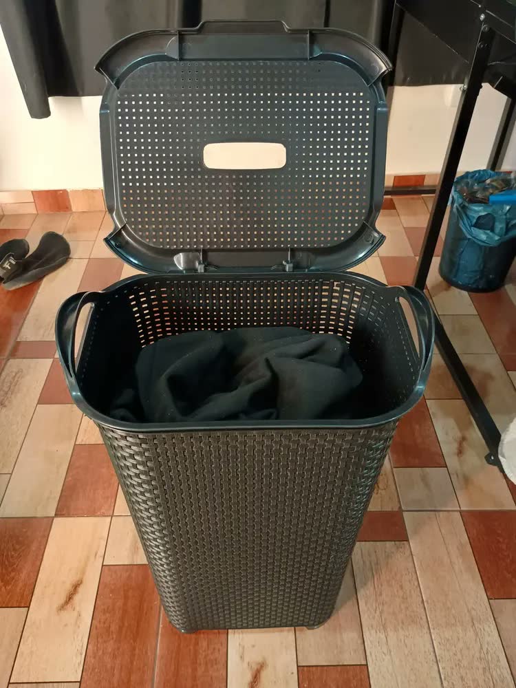 foto de Cesto De Roupas Rattan Tampa Basculada C/ Alça 50l Cor Preto