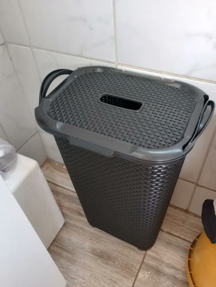 foto de Cesto De Roupas Rattan Tampa Basculada C/ Alça 50l Cor Preto