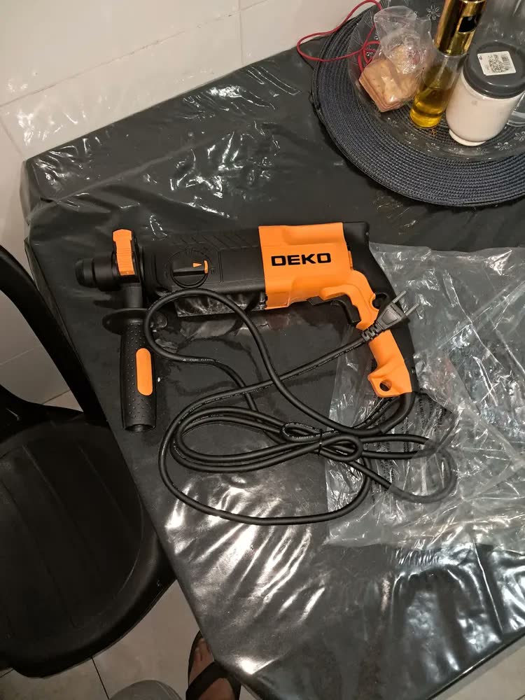 foto de Martelete Furadeira Rompedor Deko Profissional SDS Plus 700W 2.4J