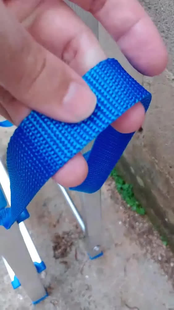 foto de Escada Alumínio 6 Degraus Mor Dobrável Doméstica Residencial Cor Azul e Cinza
